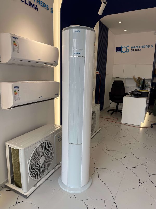 Kondicioner kolone CLIMA i vendosur në showroom-in e Brothers Clima, i rrethuar nga modele të ndryshme murale dhe njësi të jashtme ftohëse, në një ambient modern shitjeje.