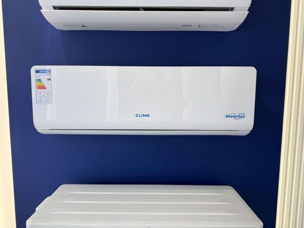 Kondicioner mural CLIMA me teknologji Full DC Inverter dhe kapacitet 24,000 BTU, i montuar në një mur me sfond blu, i përshtatshëm për ambiente të mëdha si zyra, dhoma ndenjeje apo biznese me hapësira të gjera.